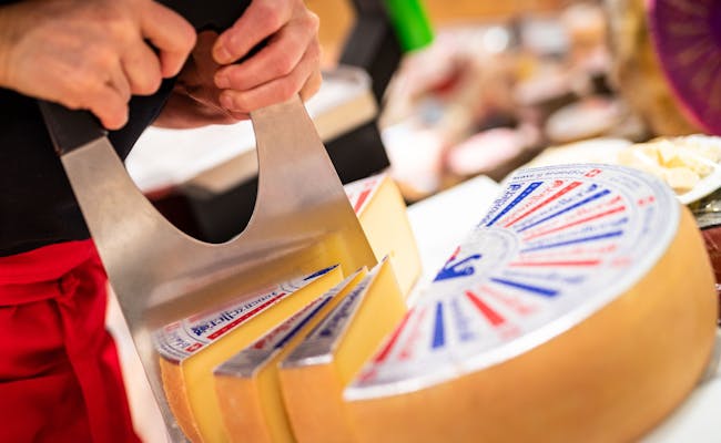 Appenzeller Schaukäserei: Kaas snijden in de speciaalzaak met regionale kazen.