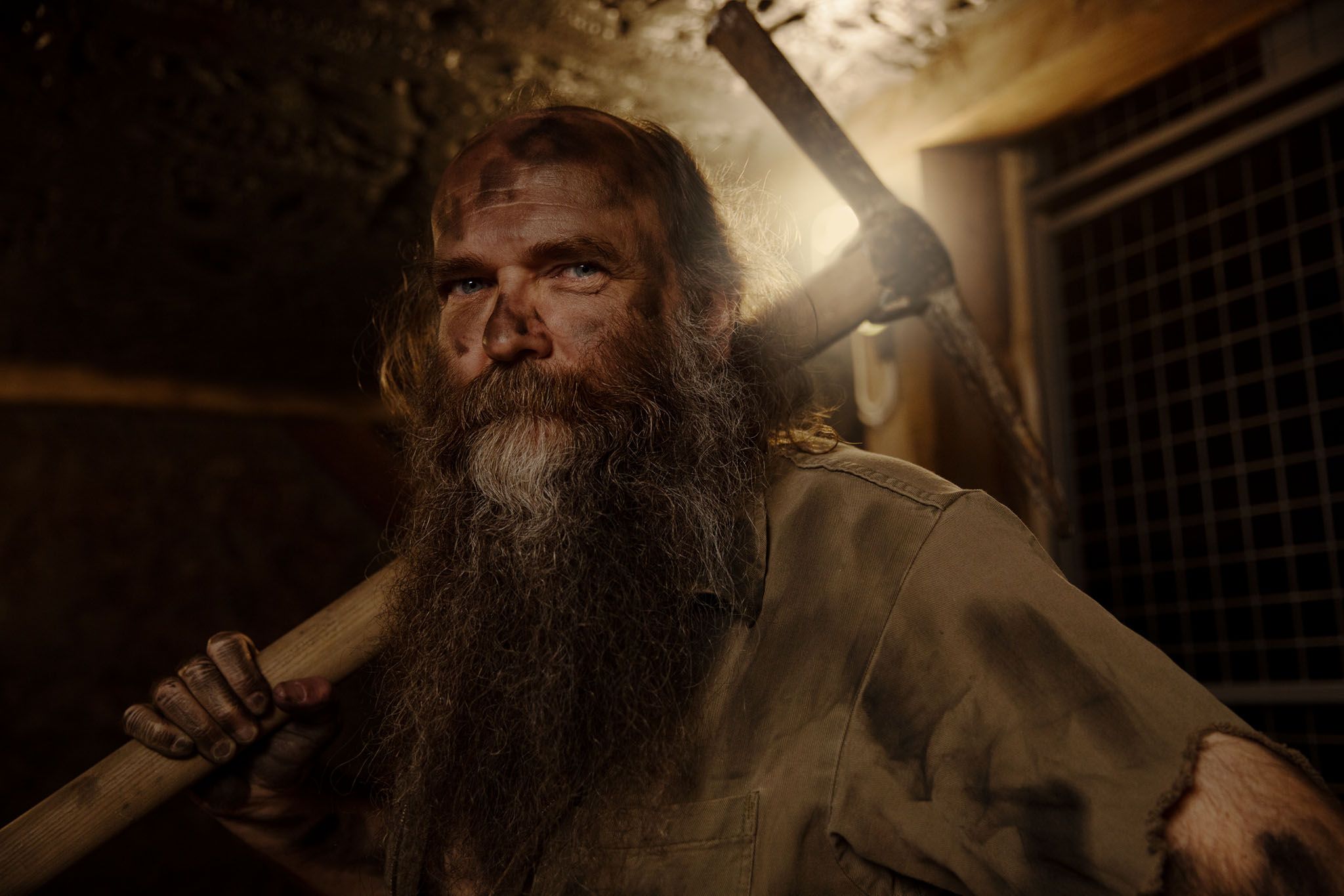 ممر سري 188: عامل المناجم مع الفأس في بيئة مذهلة مليئة بالمغامرات وروح الفريق.