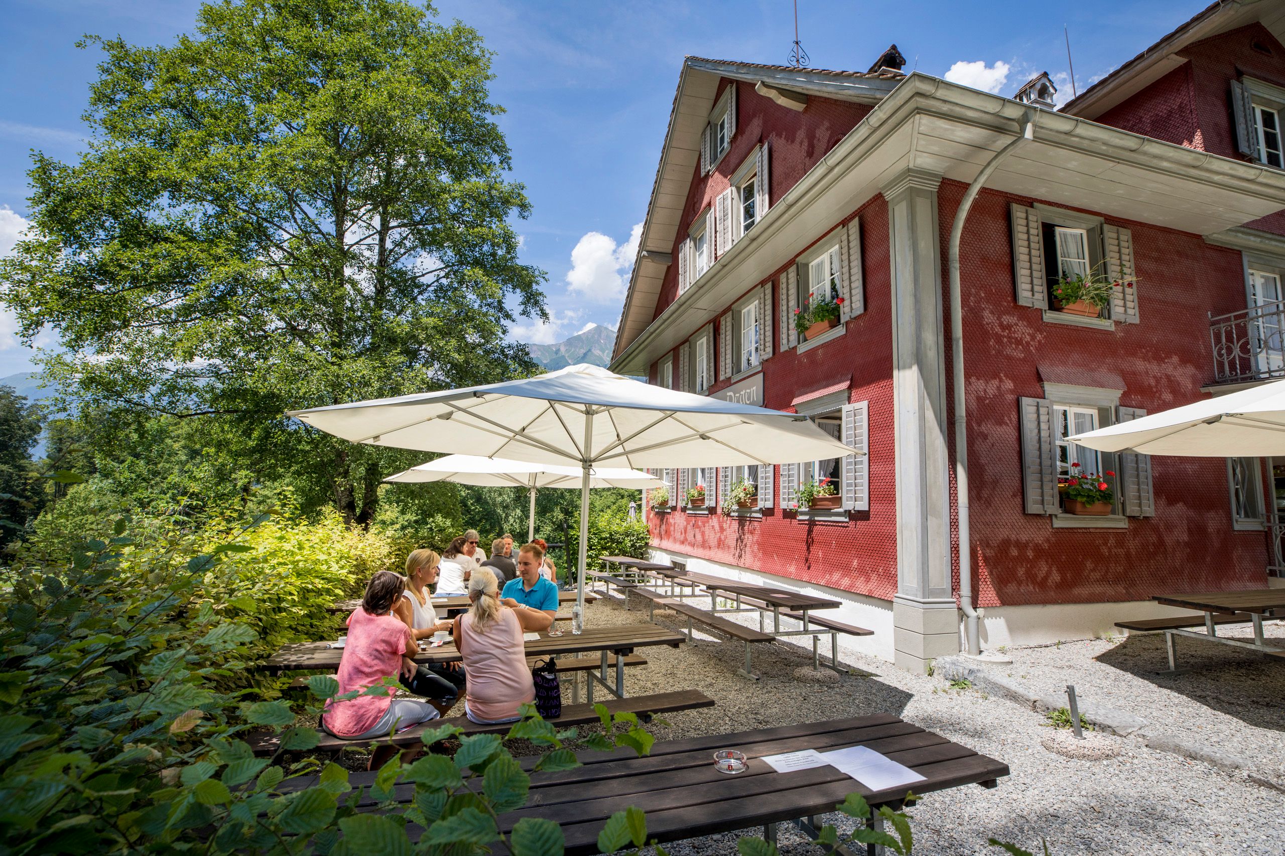 巴伦贝格：在户外享受美食，欣赏山脉和大自然的美景。