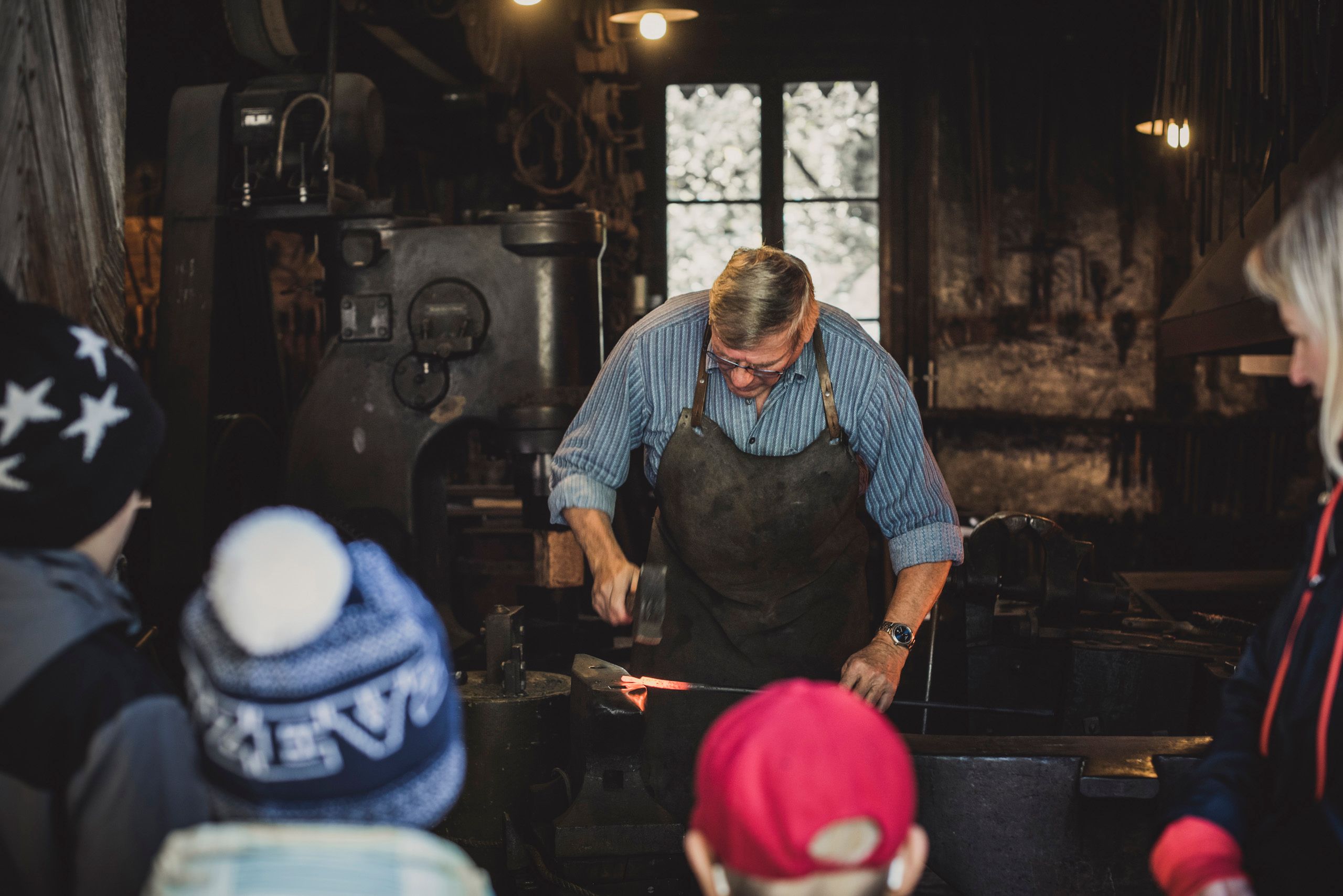 巴伦贝格铁匠：观众观看铁匠的工作。艺术与手工艺的结合。