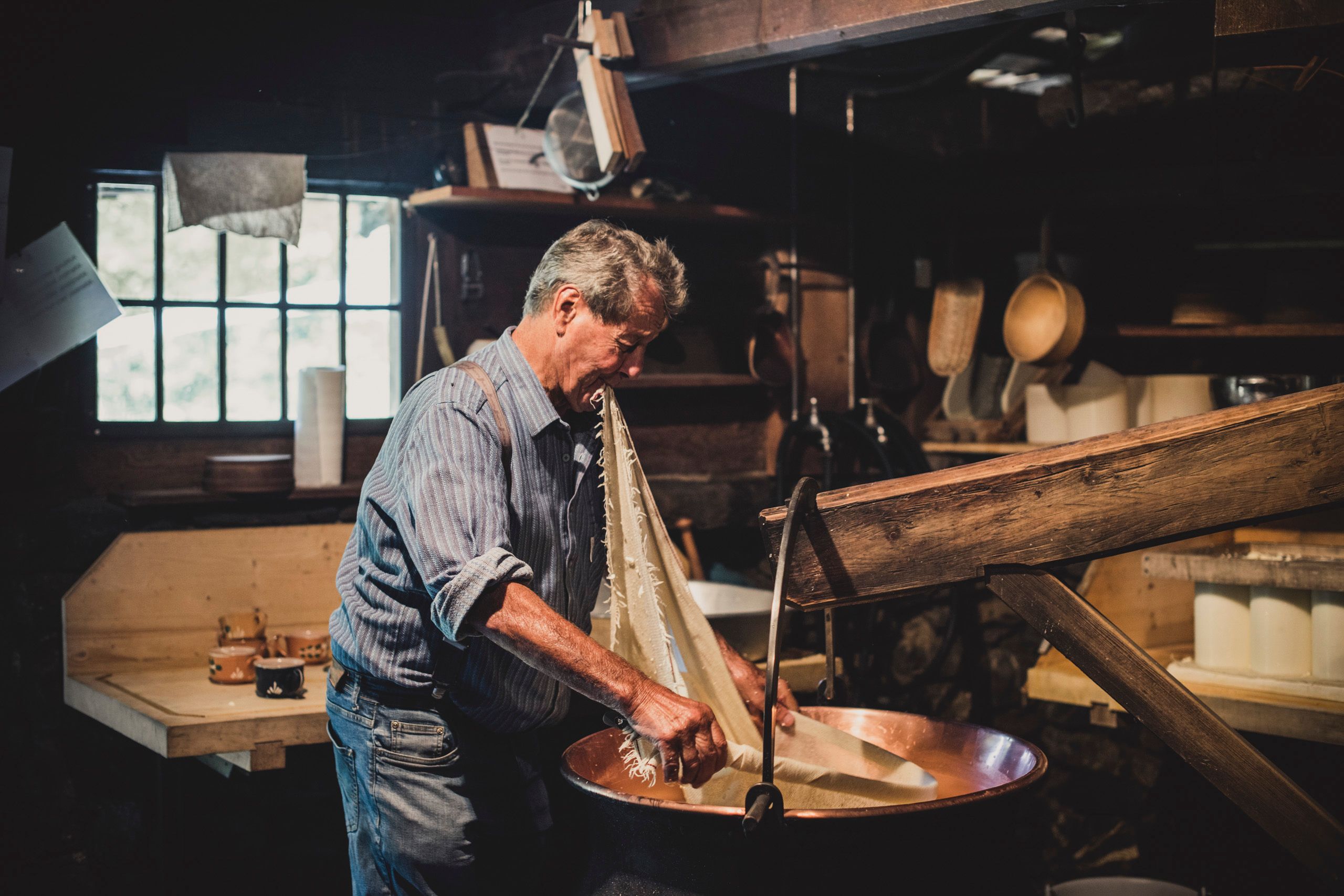 巴伦贝格奶酪工厂：一位在瑞士传统奶酪制作中的奶酪师。