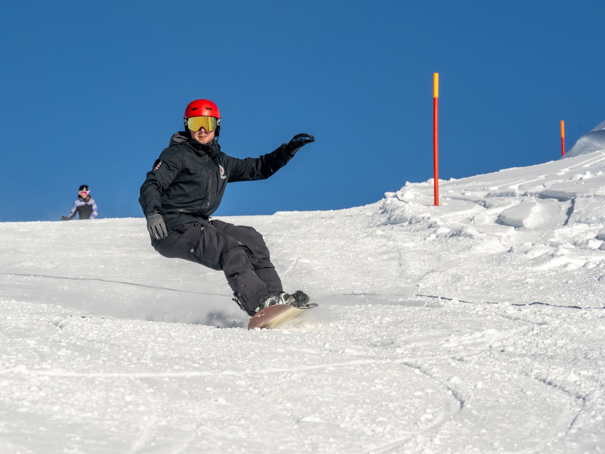 Cours de snowboard à Hannigalp avec plaisir dans la neige et des conditions de piste parfaites pour tous les amateurs de sports d'hiver.