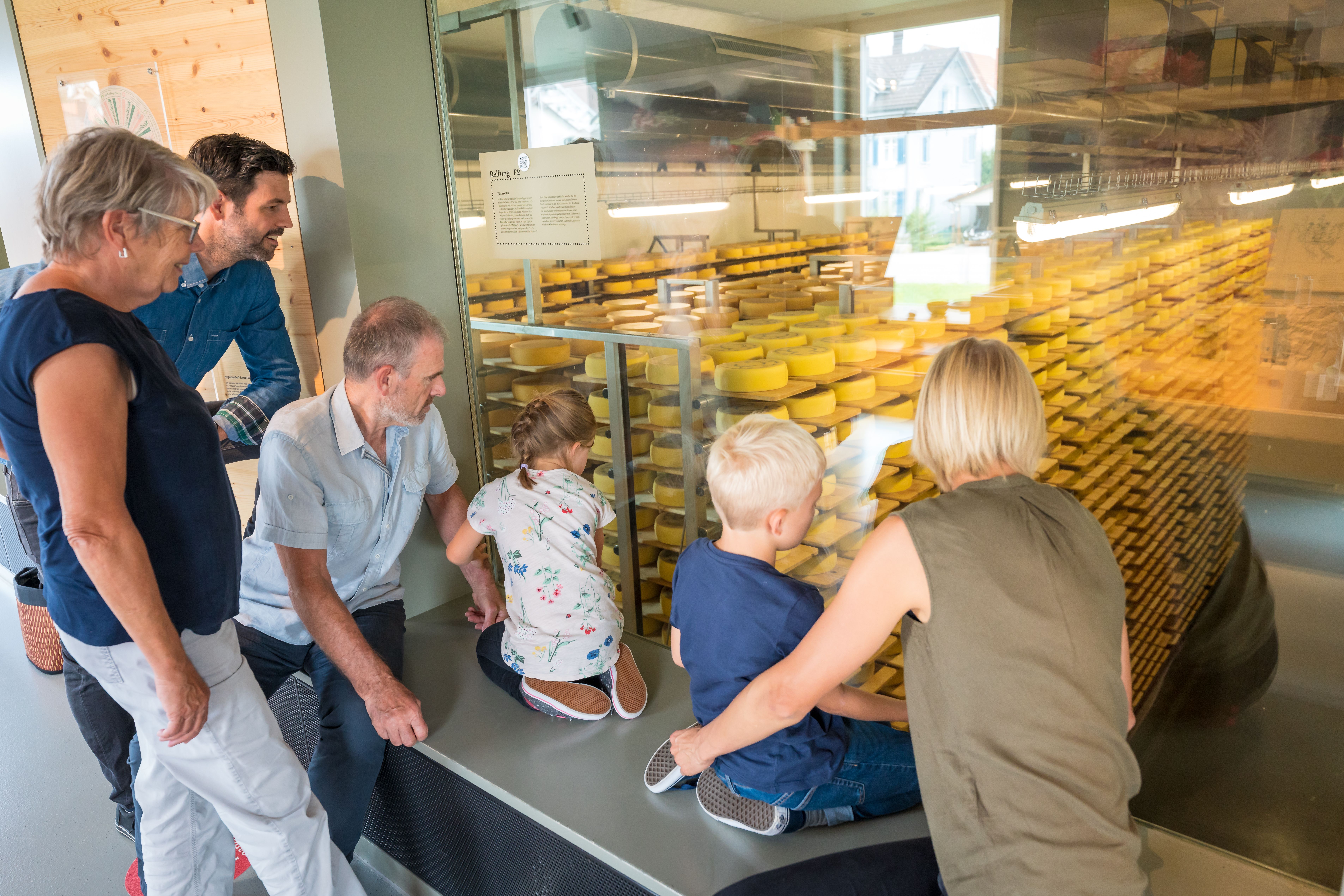 Appenzeller® Show Kedai Keju: Rasakan pengalaman pembuatan keju bersama keluarga dan anak-anak di Appenzell.