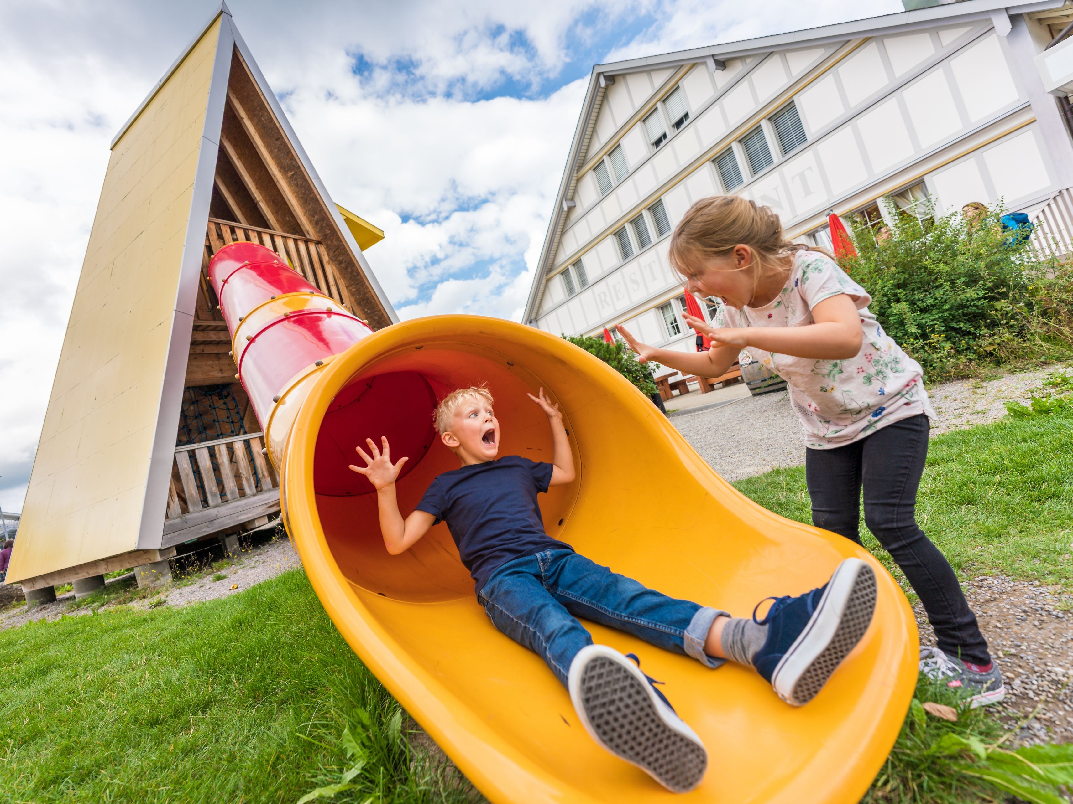 Rutschkanan för Appenzeller® ostfabrik för barn med lek och skoj på sommaren