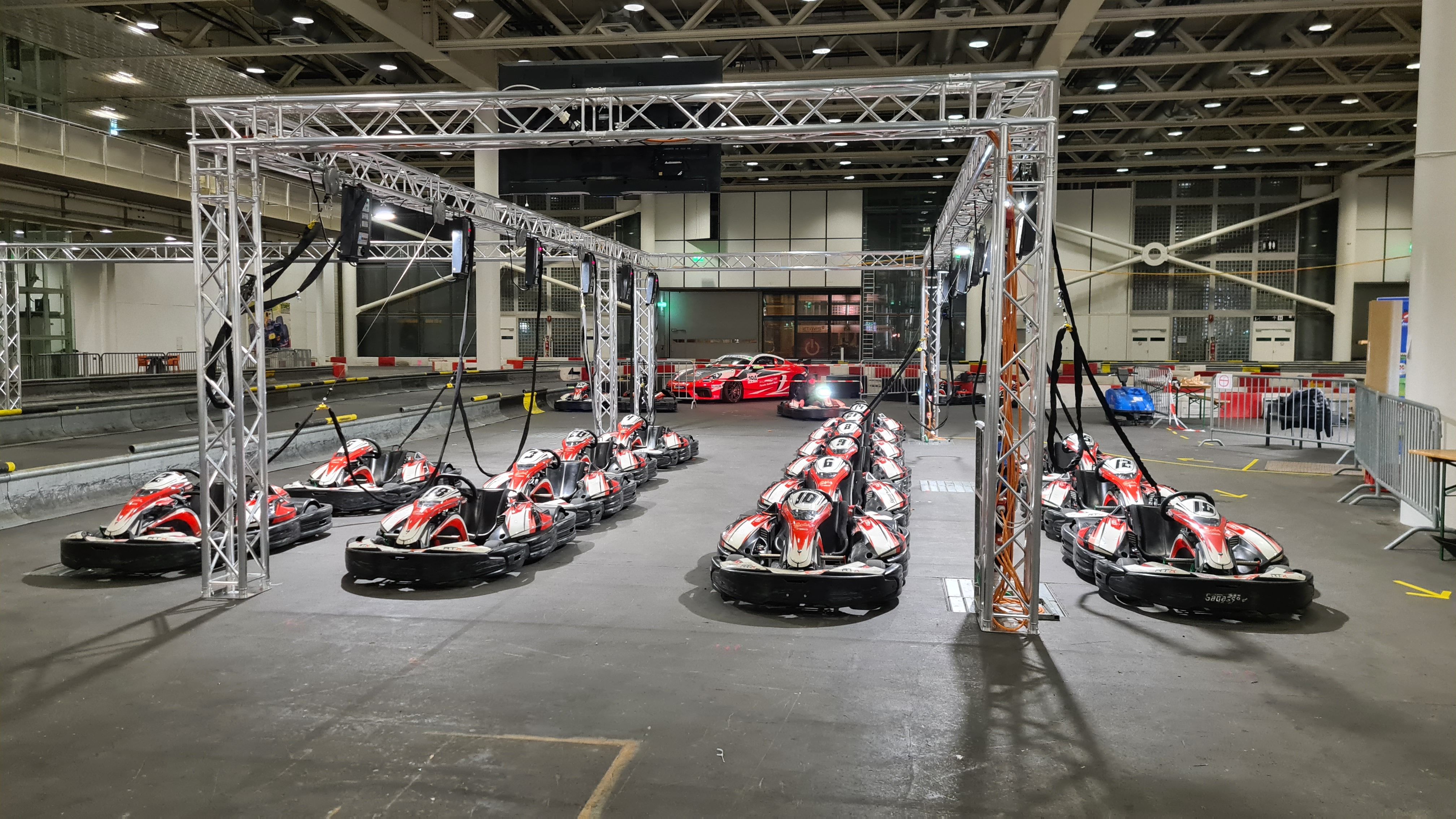 Kart Basel: Sensasi Mengemudi Kartu di Dalam Ruangan dengan Banyak Kartu dan Suasana Balapan.