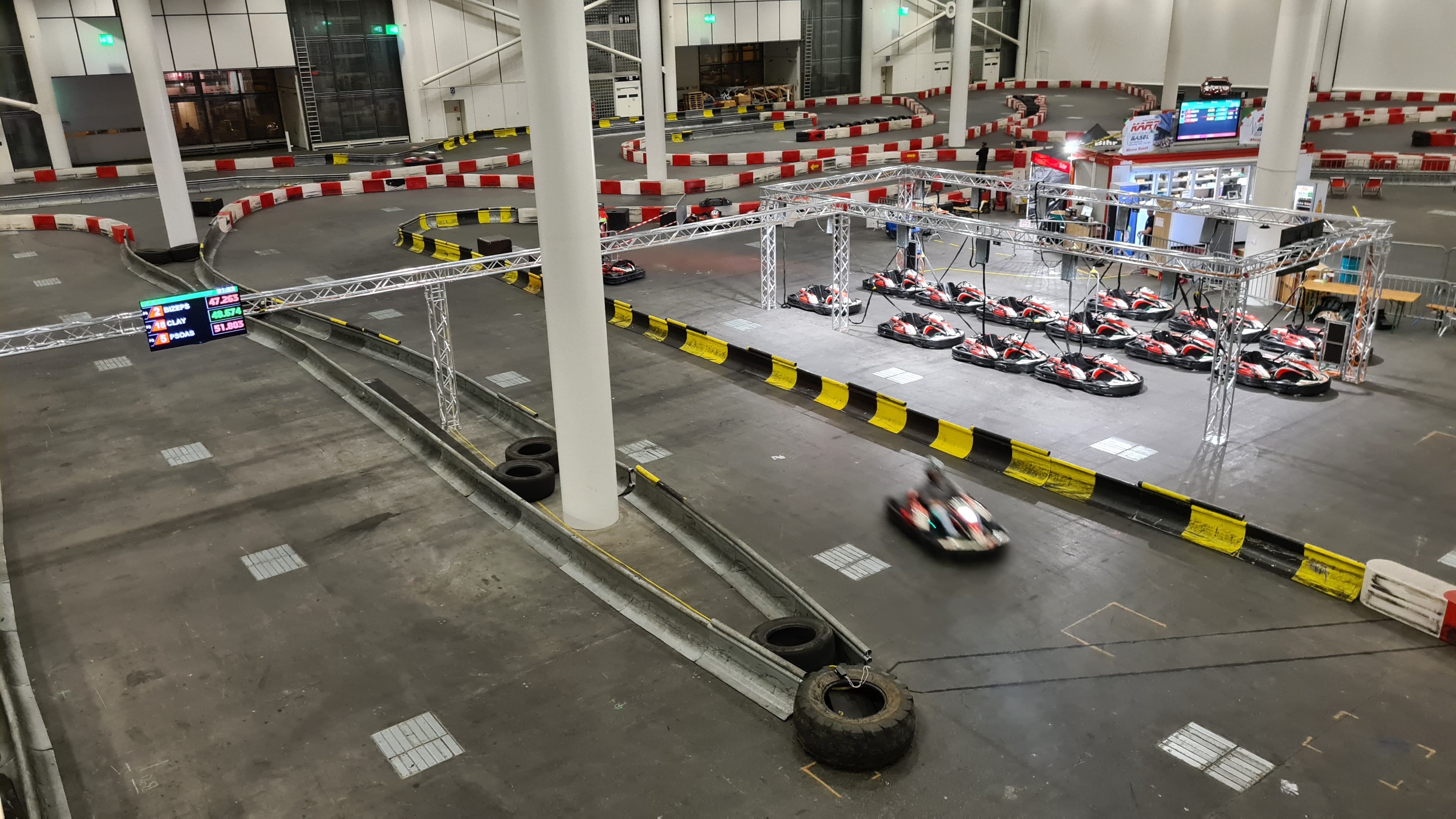 Kart Basel: Nikmati balapan gokart seru di dalam ruangan dengan trek dan gokart modern.