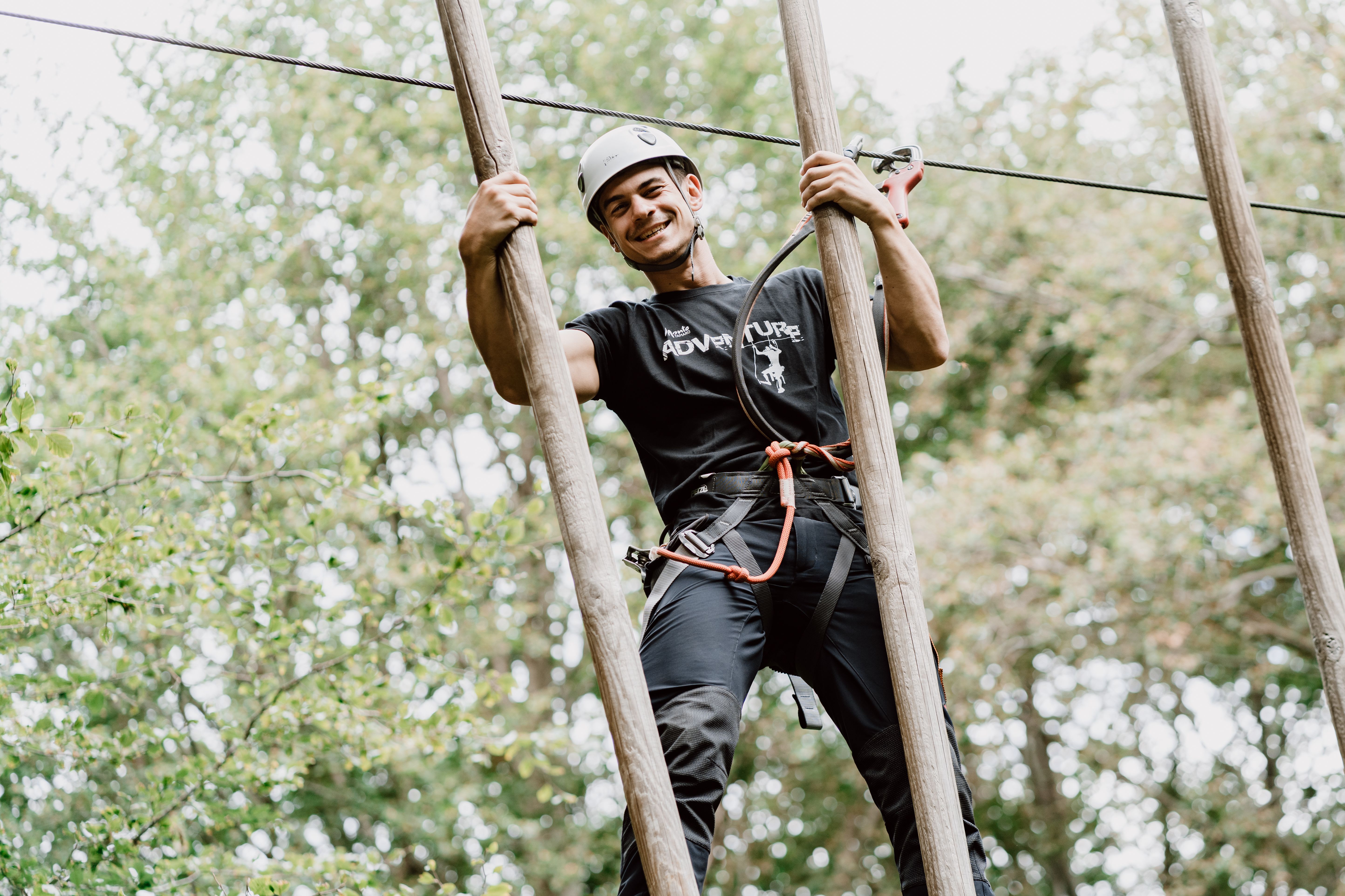 मोंटे टमरो सिल पार्क में वयस्कों के साथ एक मार्ग पर चढ़ना।