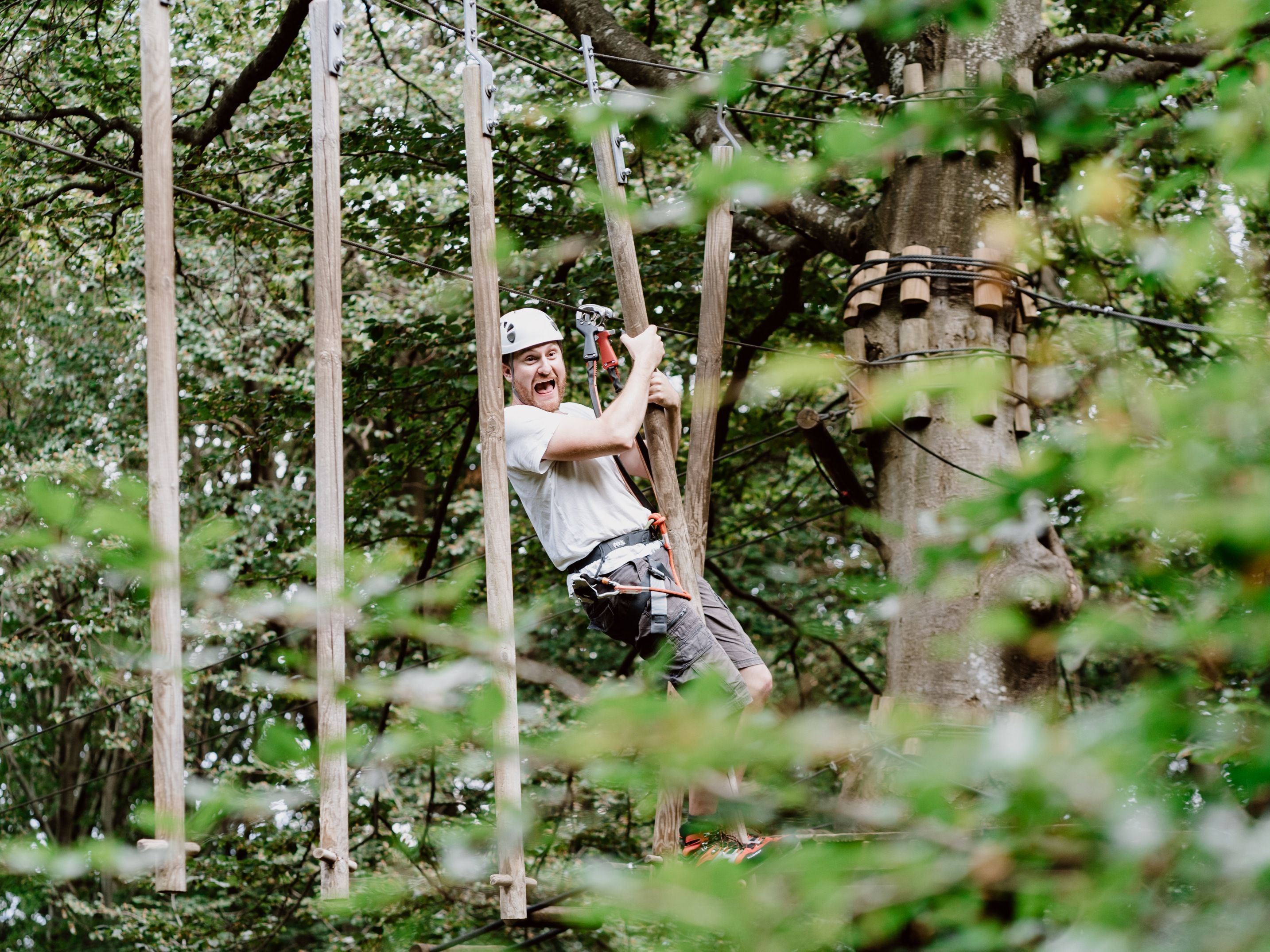 सेइलपार्क मोंटे तामरो: वयस्क को आराम से सेइलपार्क में मज़ा आता है, प्रकृति में साहसिक अनुभव होता है।