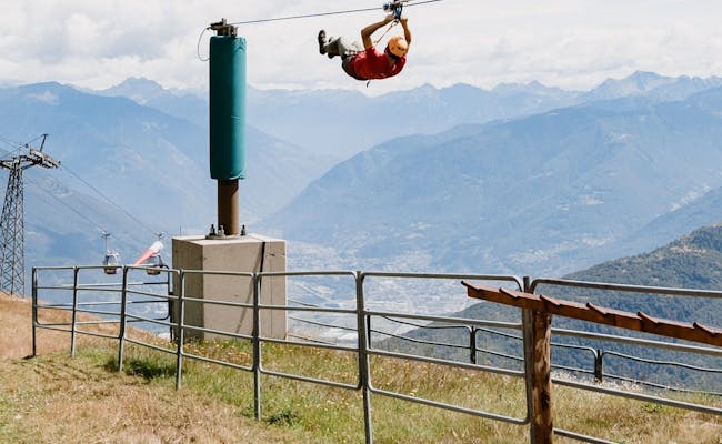 Flygning över Monte Tamaro: njut av spännande sommaraktiviteter i den imponerande bergslandskapet.