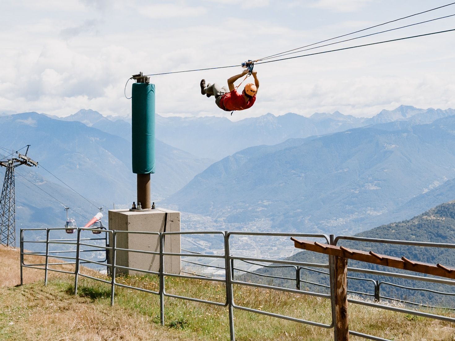 Тайролин: Испытай острые ощущения при зиплайнинге над горами на Монте Тамаро летом.