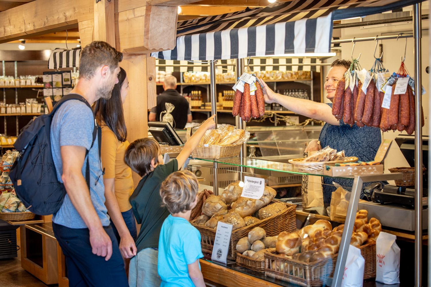 Ballenberg 小商店：家庭在夏季从农场商店购买新鲜产品和特产。