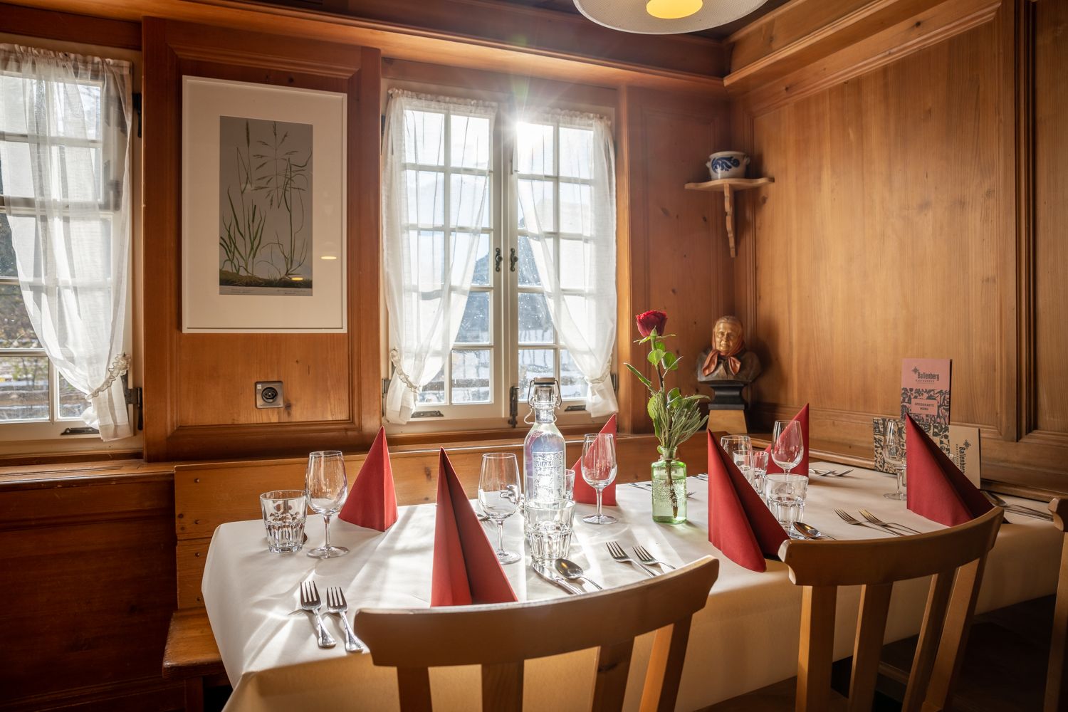 巴伦贝格餐饮：舒适的餐厅，桌上装饰和乡村氛围