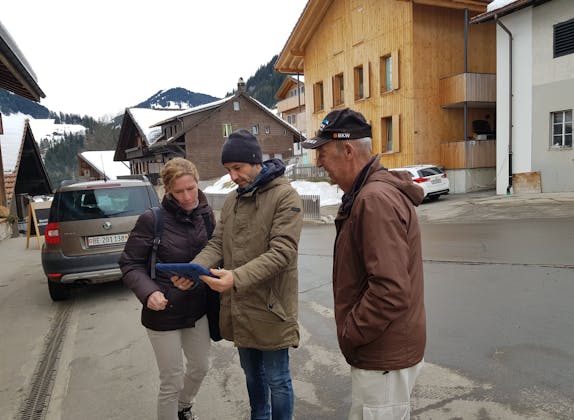 Escape Game in Adelboden mit Freunden auf Entdeckungstour in winterlicher Umgebung.