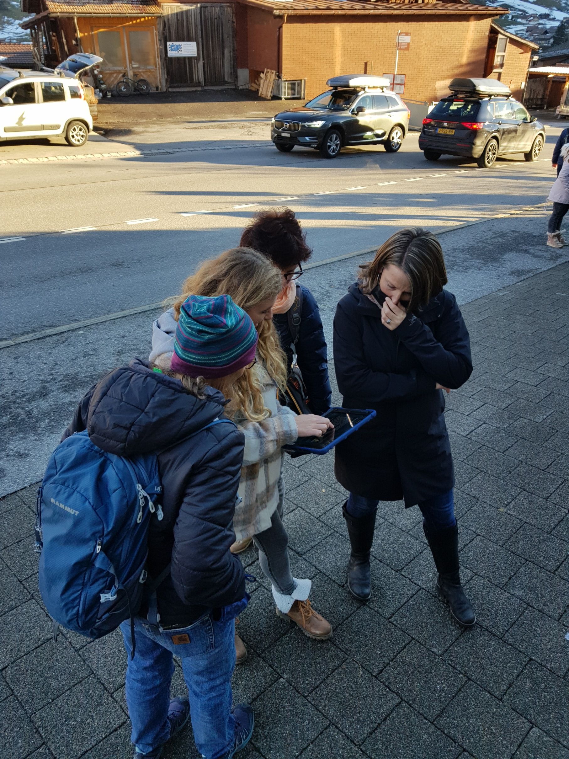 Permainan Melarikan Diri di Adelboden: Rasa pengalaman yang mendebarkan bersama rakan-rakan dalam satu kumpulan.