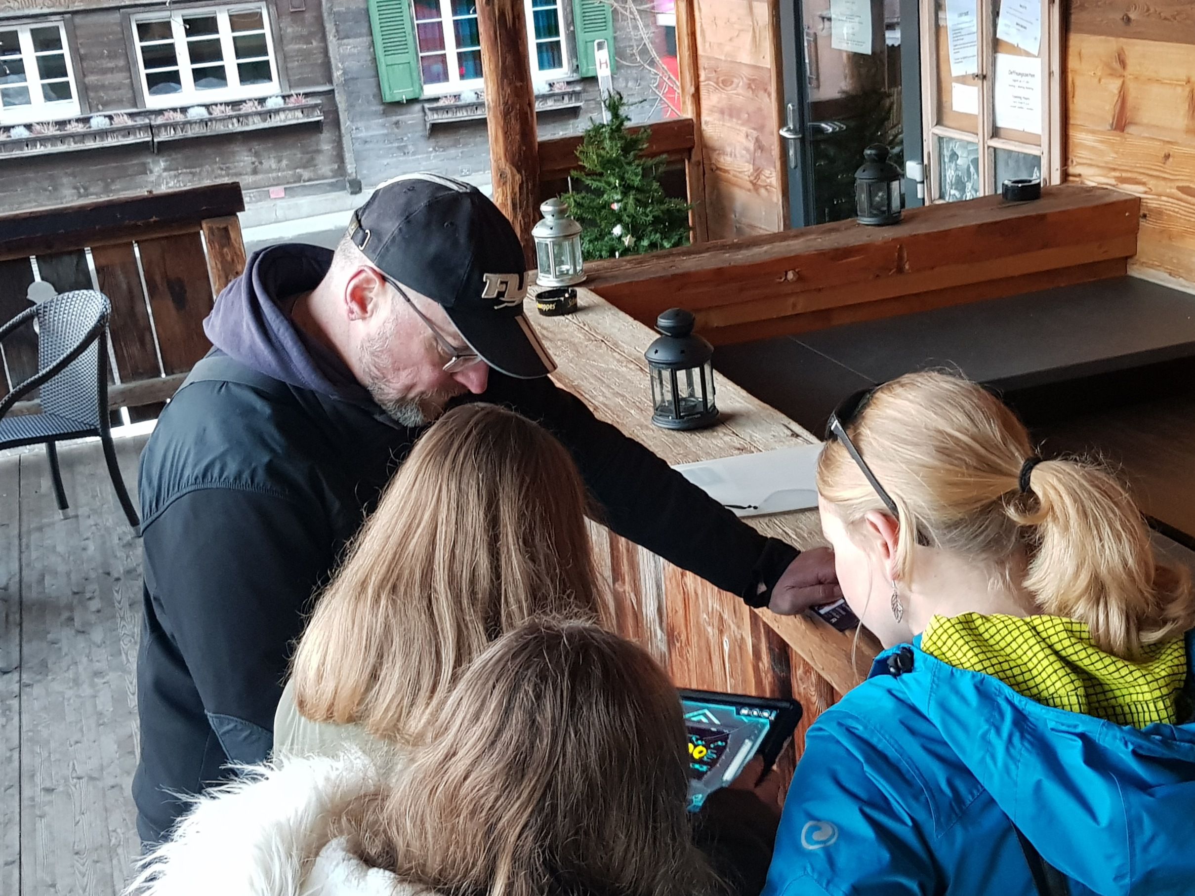 逃脱游戏弗鲁蒂根：团队在逃脱室的室内解开谜题。