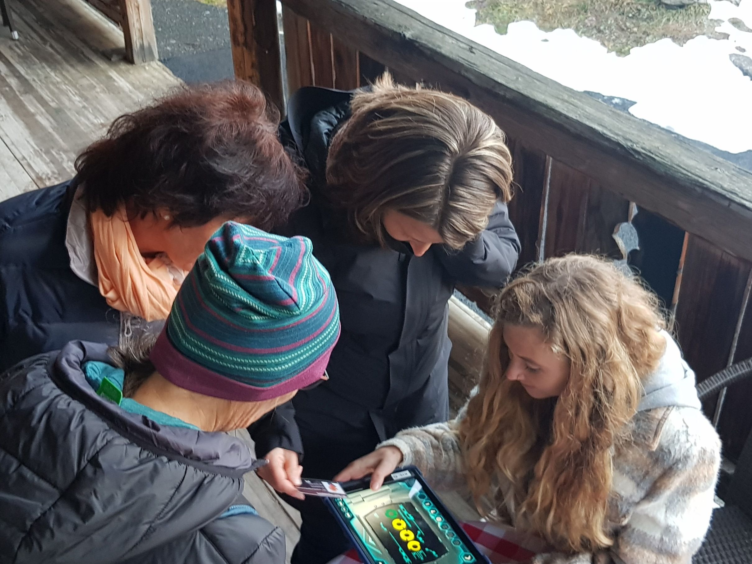 Magiczny portal: 4 osoby odkrywają tajemniczą przygodę w naturze.