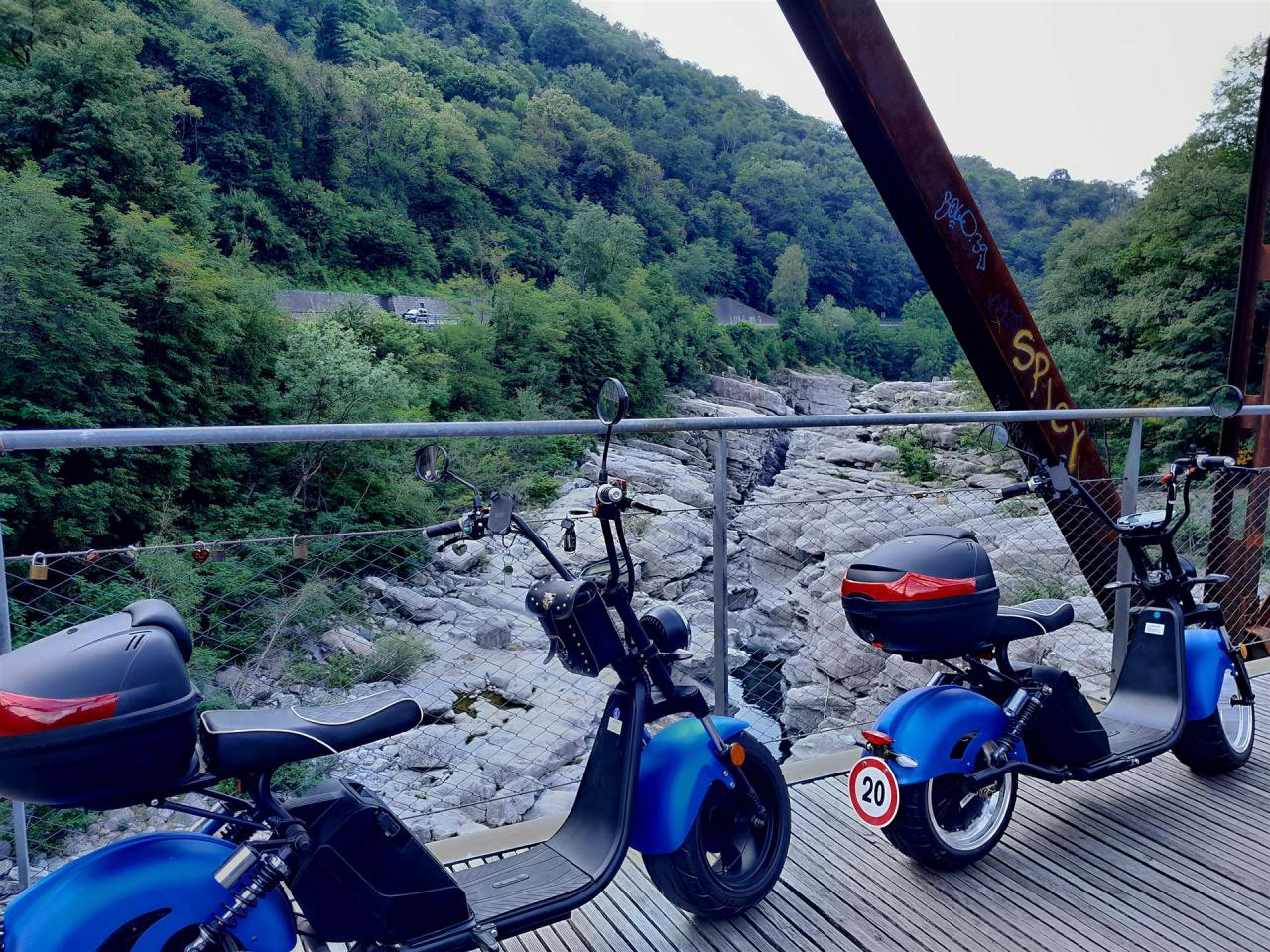 Ticinoquad: Udmaling i naturen i Maggiatal med imponerende omgivelser og flodseng.