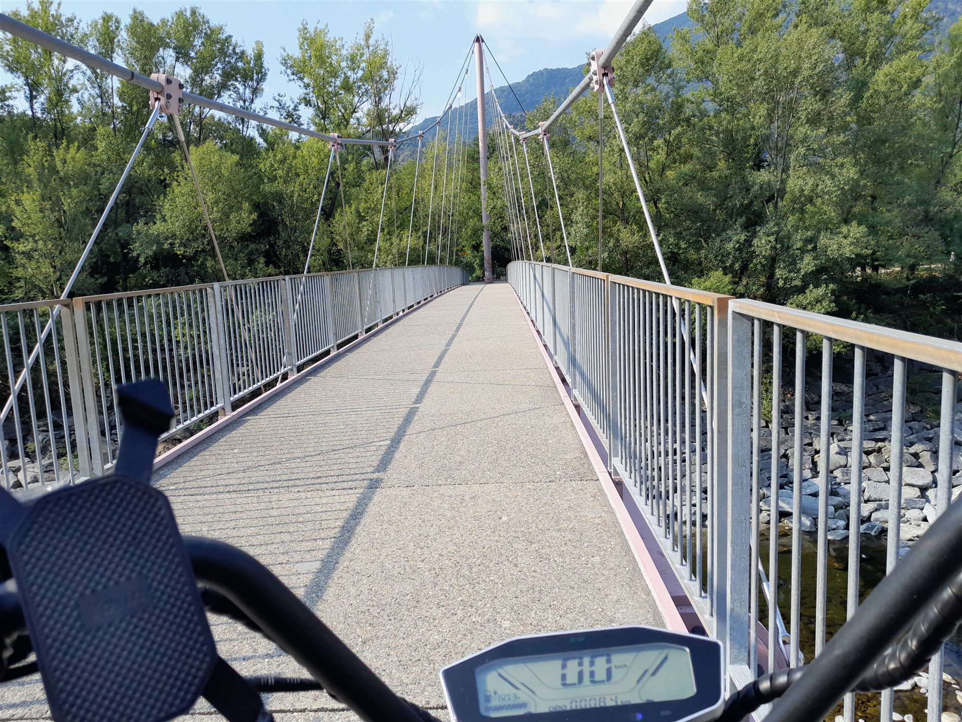 Maggiatal: Indtryk af en smal bro i naturen, perfekt til eventyr og gruppetilbehør.