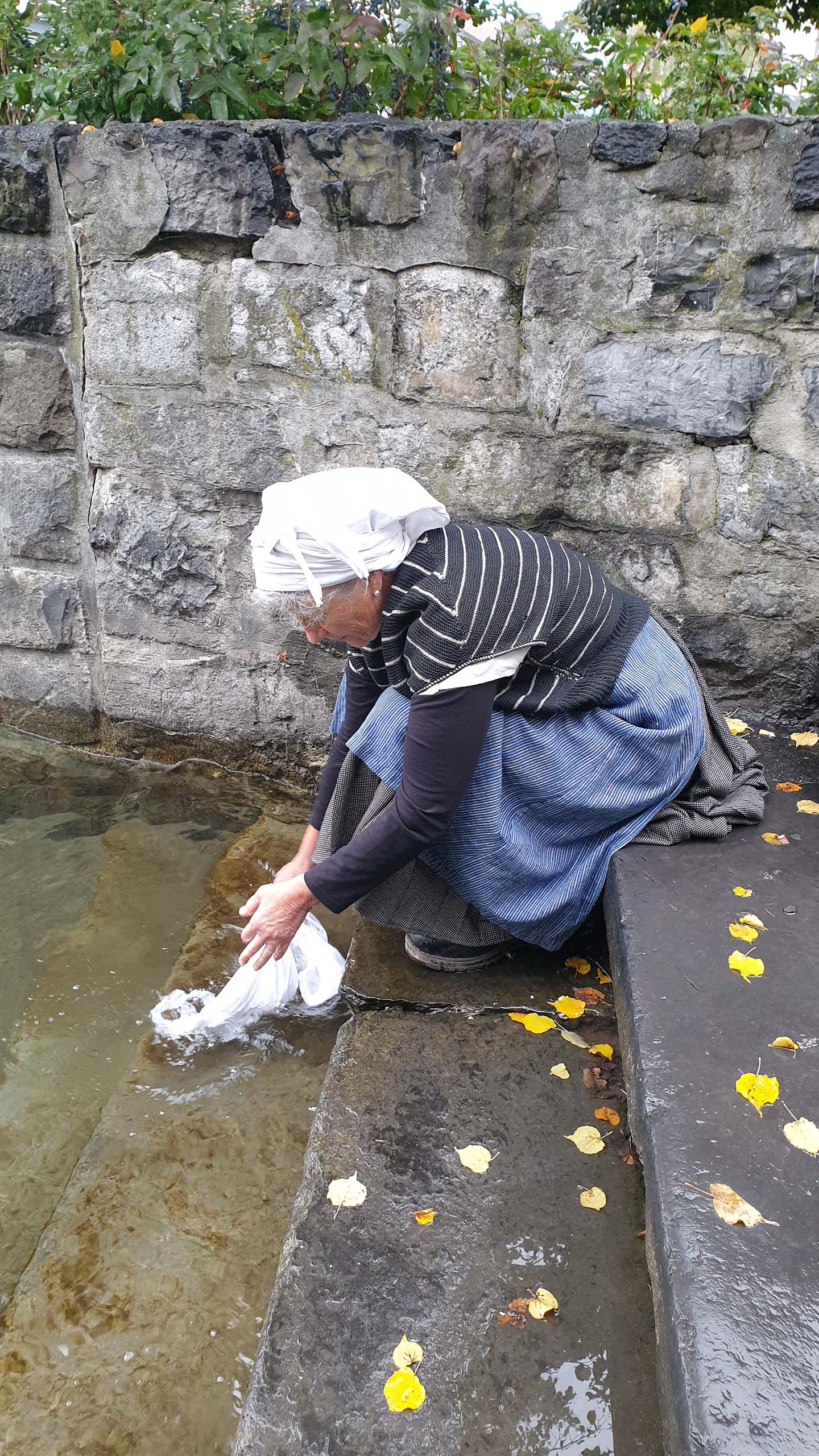 Prohlídka města v Thunu při vysokých vlnách na Thunském jezeře s impozantním výhledem na vodu a historickým kamenným zdí.