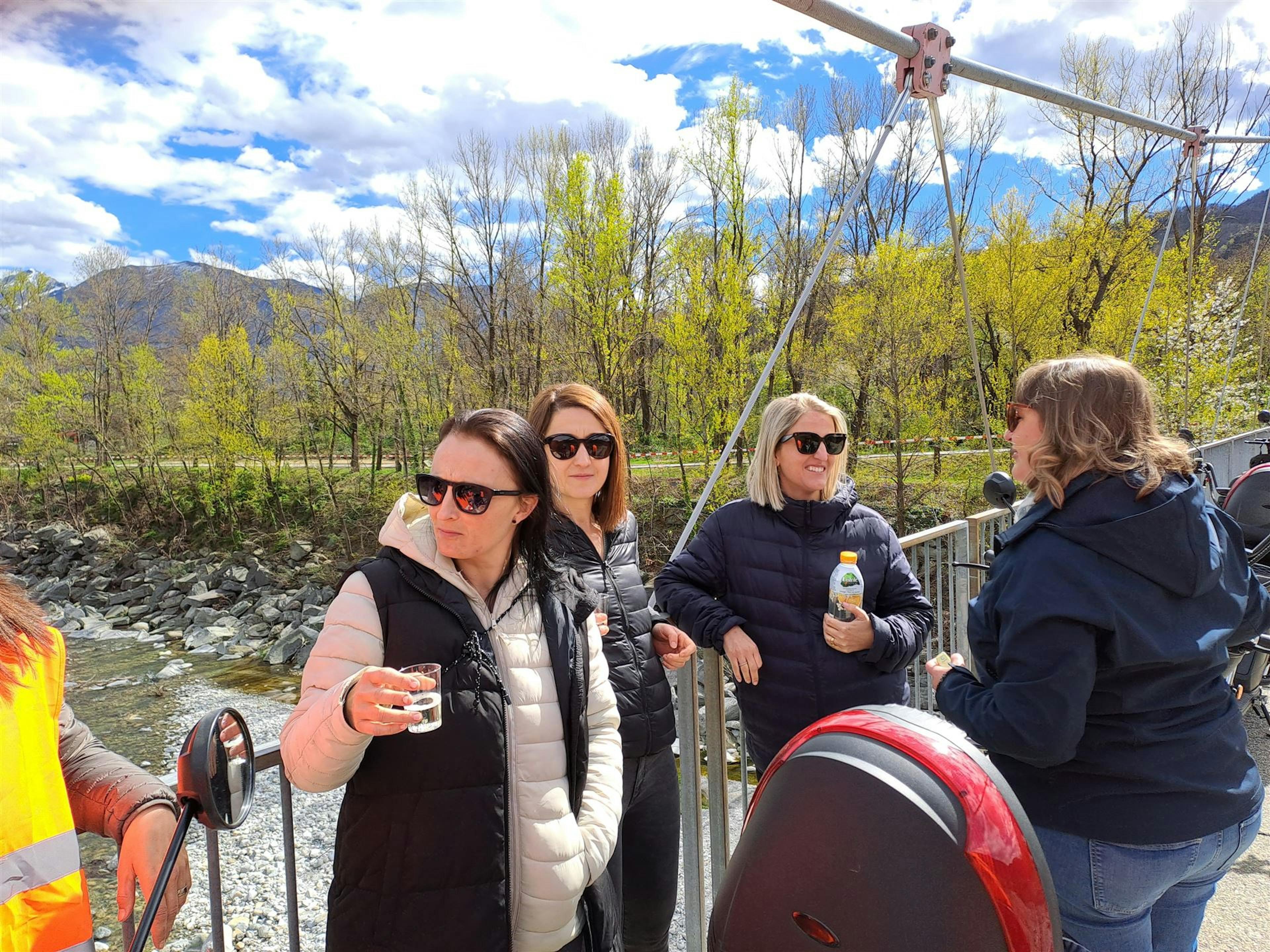 тиккиноскут в Маджьяталле, расслабленные женщины у воды с солнцезащитными очками и напитками