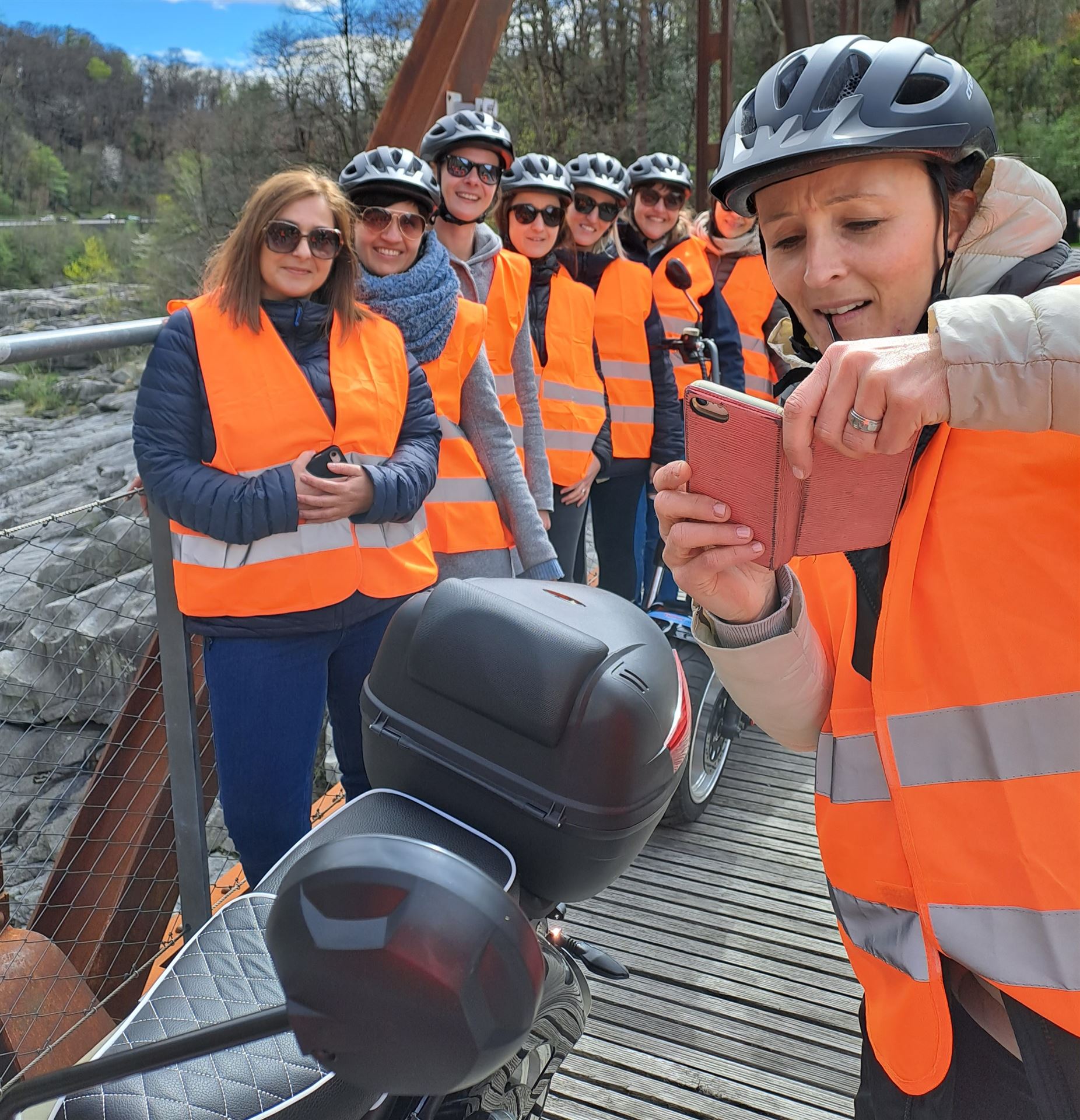 ticinoquad: Cykelgruppe med refleksveste ved Maggiatali, perfekt for eventyr og naturoplevelser.