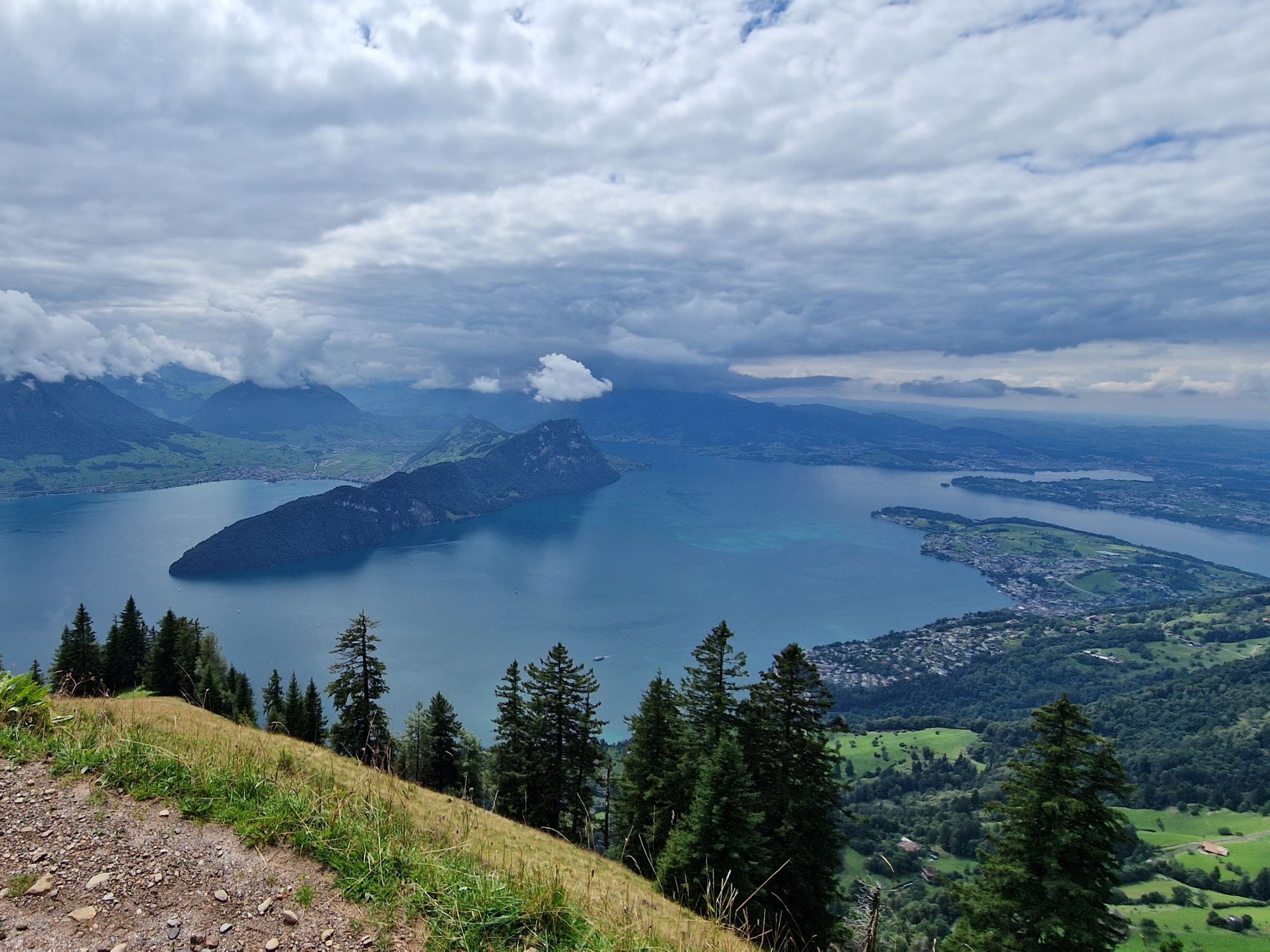 Seebodenalp: Blick auf die Berge und den Vierwaldstättersee, ideal für deine Erholung in der Natur.