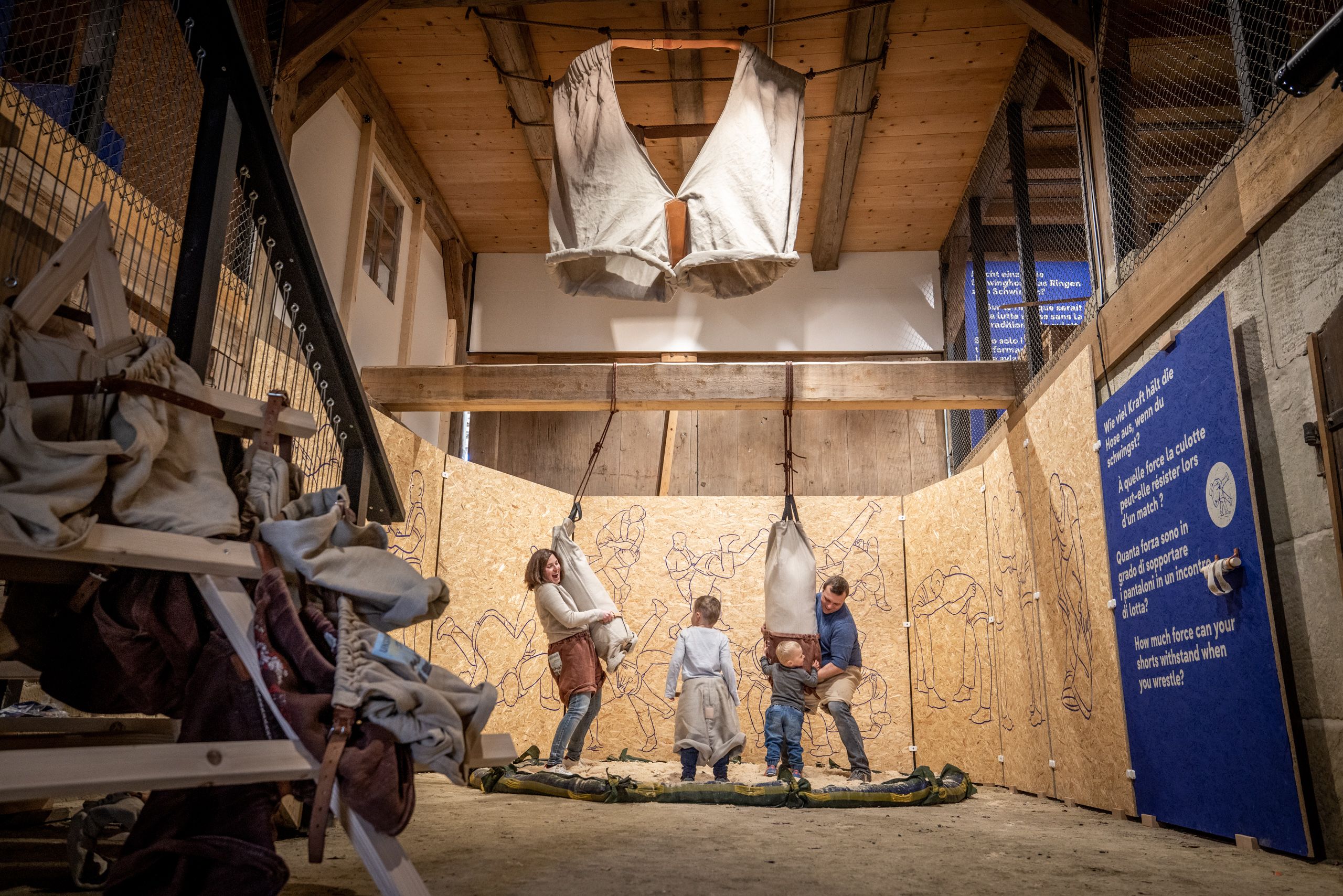 巴伦贝格摔跤：孩子们在传统环境中学习摔跤，伴随木工艺术。
