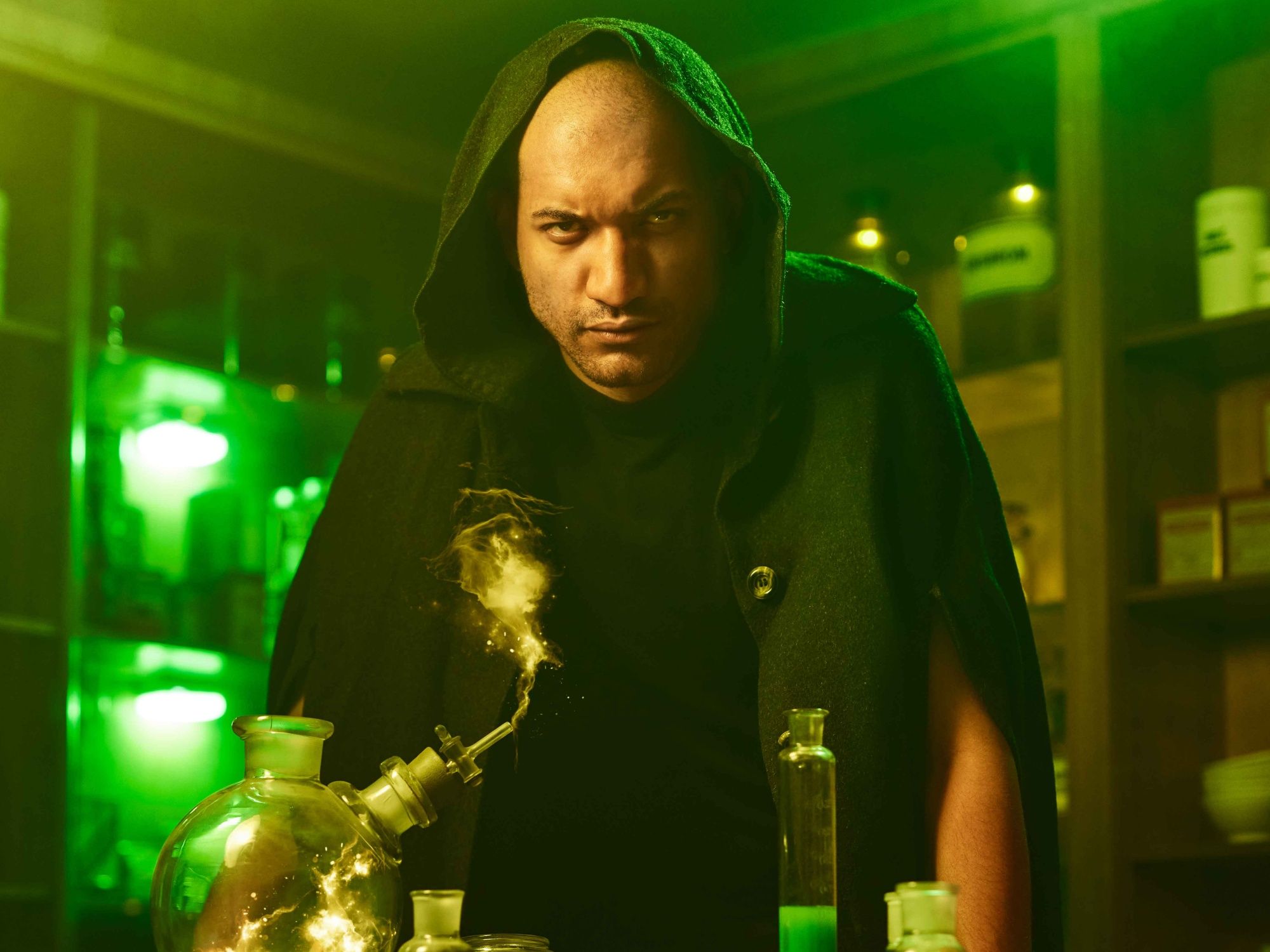 مسار سري: مكان غامض مع شخص يجرب في بيئة خيالية.