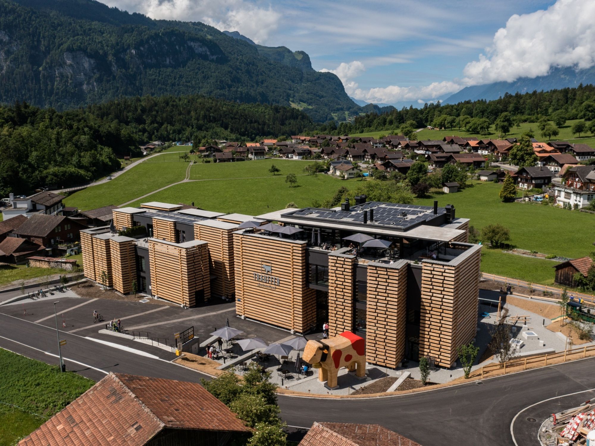 Dunia Pengalaman Trauffer di Grindelwald: bangunan modern, alam, petualangan di pegunungan.