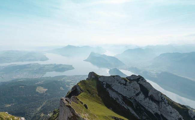 Vârful Pilatus: panoramă uimitoare asupra lacului Vierwaldstätter și munților înconjurători.