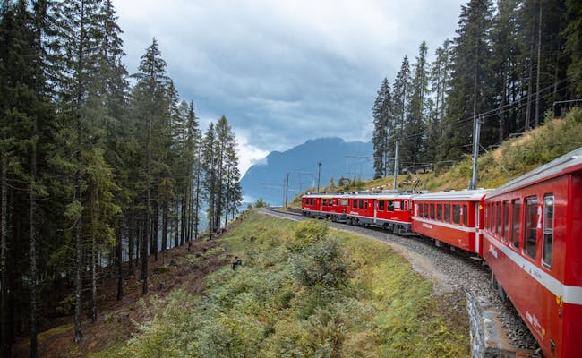 Le Bernina Express près de St. Moritz (photo : Suisse Tourisme Francesco Baj)