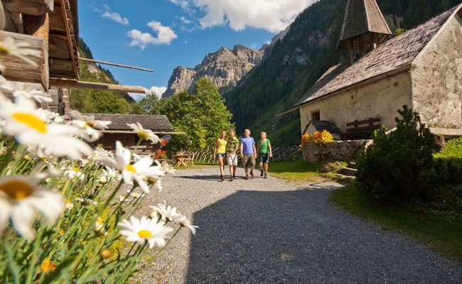 San Martín Walserdorf en Calfeisental con excursionistas y paisaje montañoso.