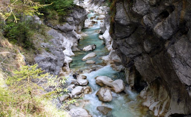 Gorge with clear water between mountains in Switzerland, perfect for adventures and nature experiences.