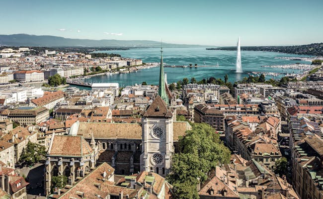 Ginevra: lungolago con cattedrale e vista sul lago di Ginevra con il famoso Jet d'Eau.