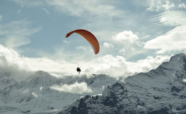 Parapente em Grindelwald, desfruta da vista das montanhas durante o voo de tandem.