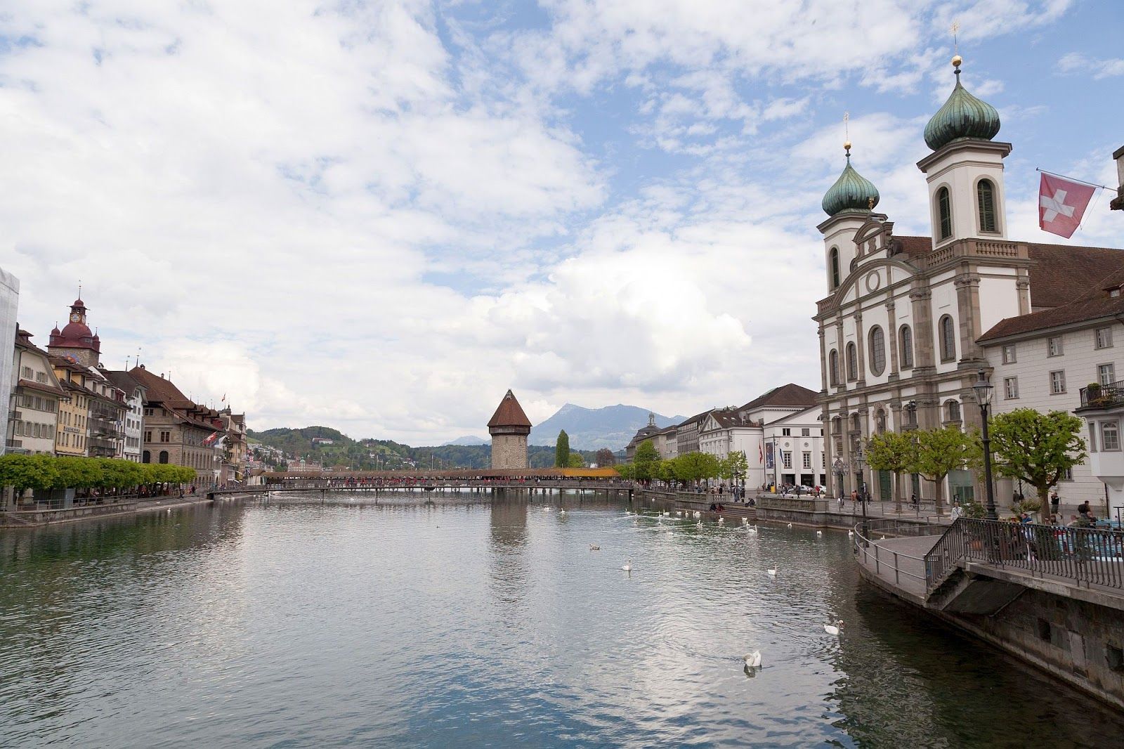 Kapellbrücke: Historisch bouwwerk in Luzern, omgeven door natuur en cultuur, ideaal voor groepen en kinderen.