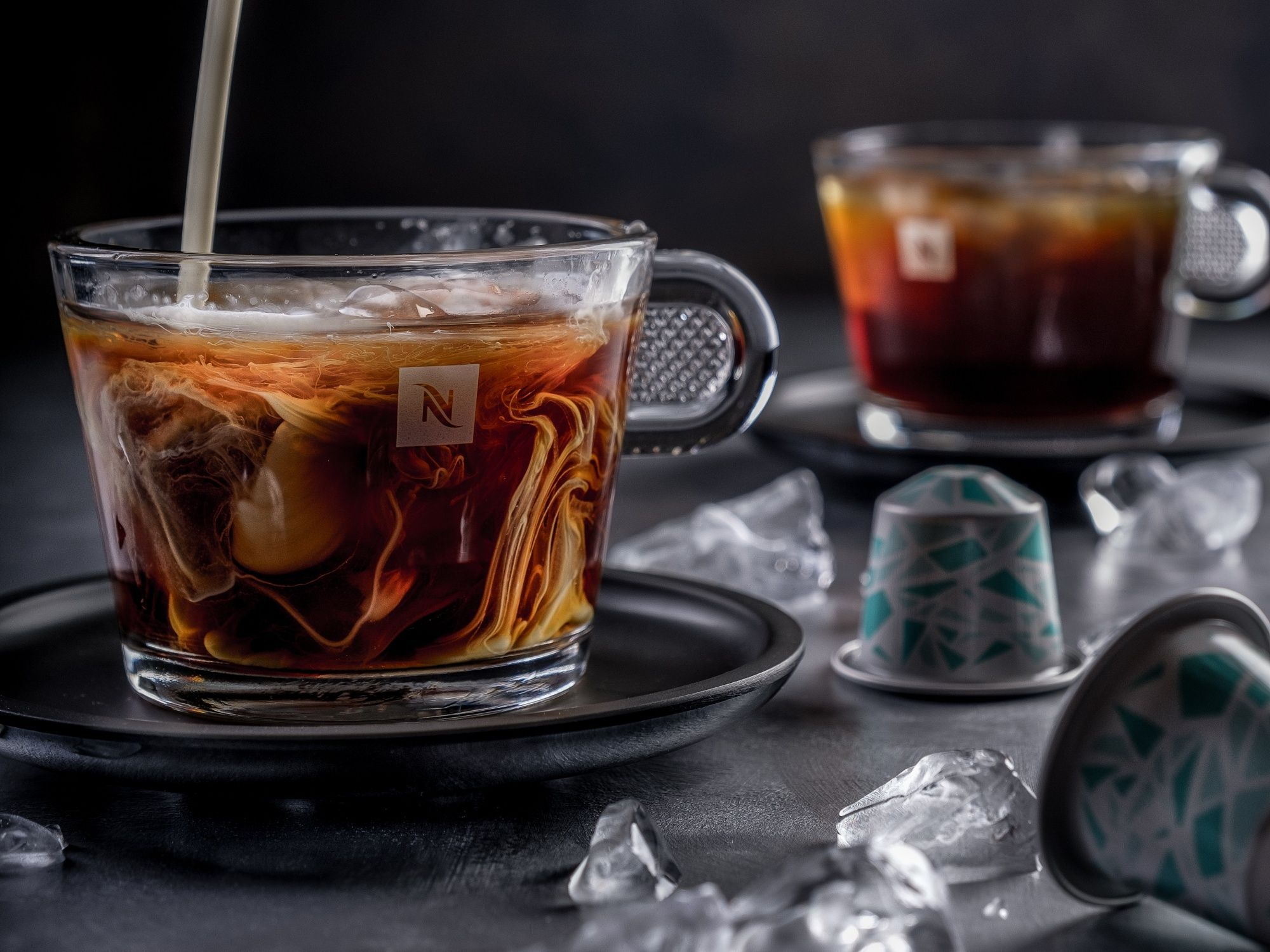 ネスプレッソカプセル、グラスに入ったコーヒー、ミルク入り、氷