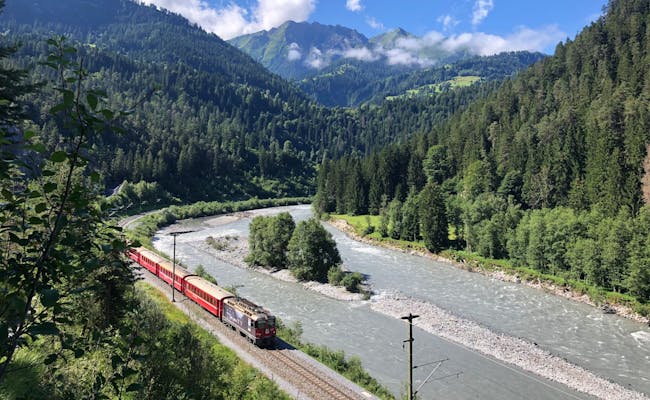 Chemin de fer rhétique dans les gorges du Rhin (photo : Seraina Zellweger)