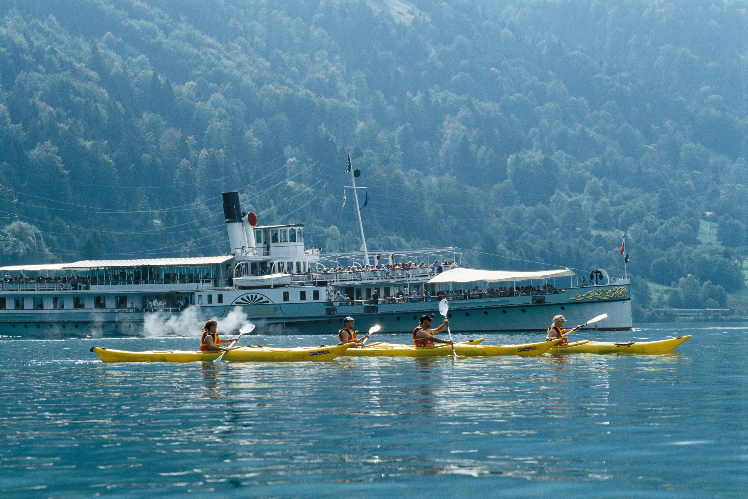 Thunermeer: Kajakvaarders op het water, indrukwekkende landschap, ontspannen recreatieplezier