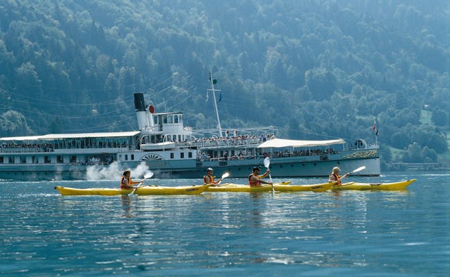 Lac de Thoune : kayakistes sur l'eau, paysage impressionnant, loisir détendu