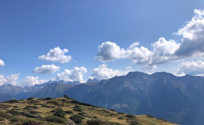 Aletschwald toont een berglandschap met zachte heuvels en wolken aan de lucht.
