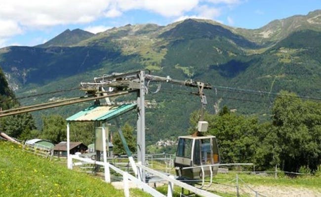 Seilbahn Faido-Pianaselva im Tessin mit Bergen im Hintergrund.