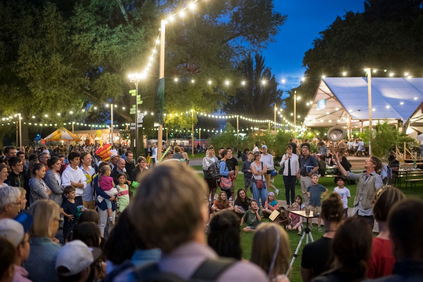 Pertunjukan Teater Zurich menampilkan acara dengan penonton dan pertunjukan di luar ruangan