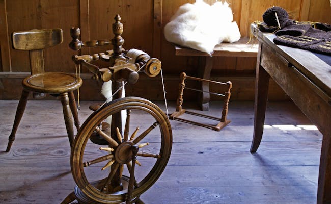 Craft wool spinning (Photo: Ballenberg)