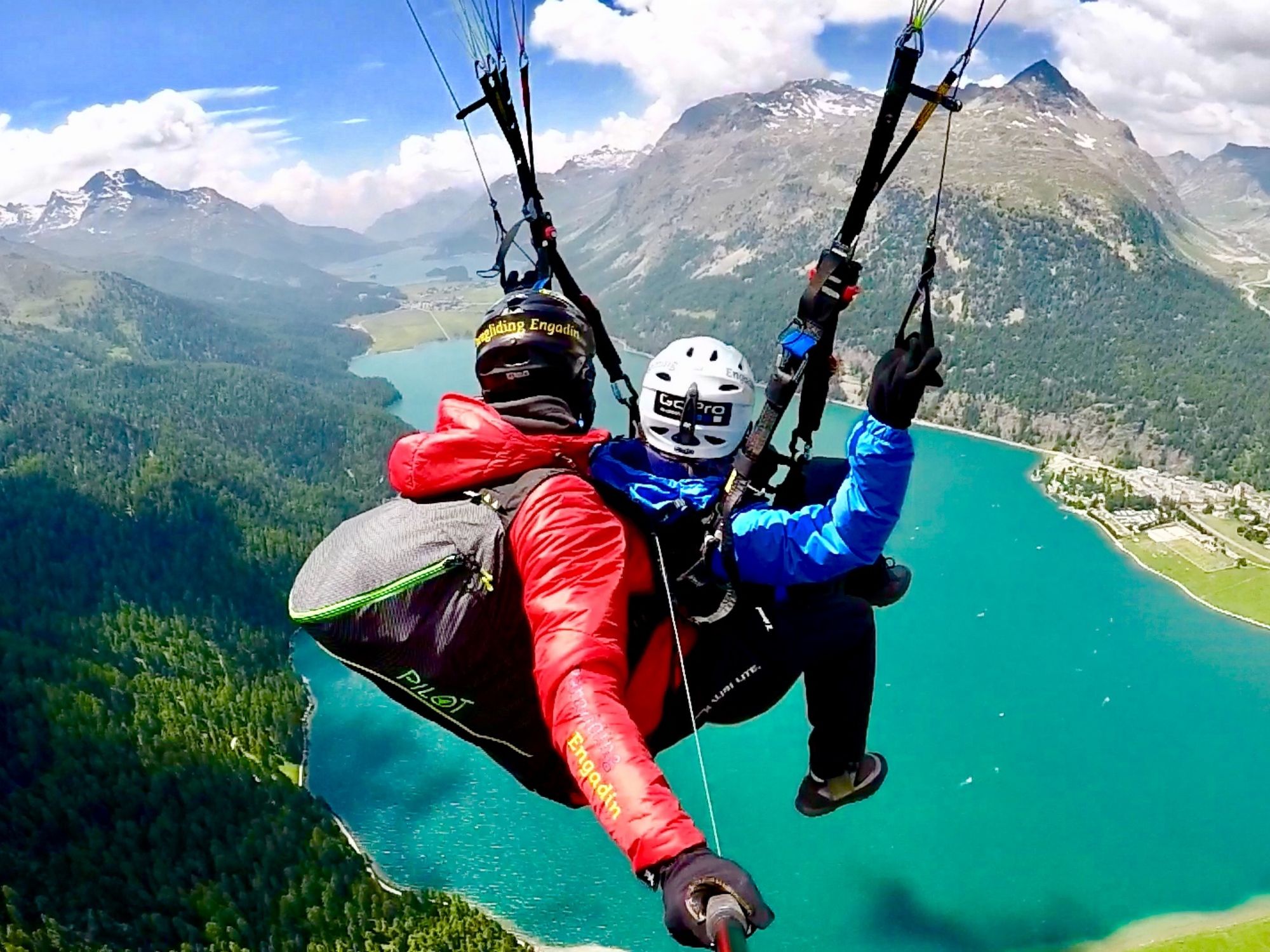 Gleitschirmfliegen: Tandemflug über dem Engadin mit Blick auf St. Moritz und den Lago di St. Moritz.