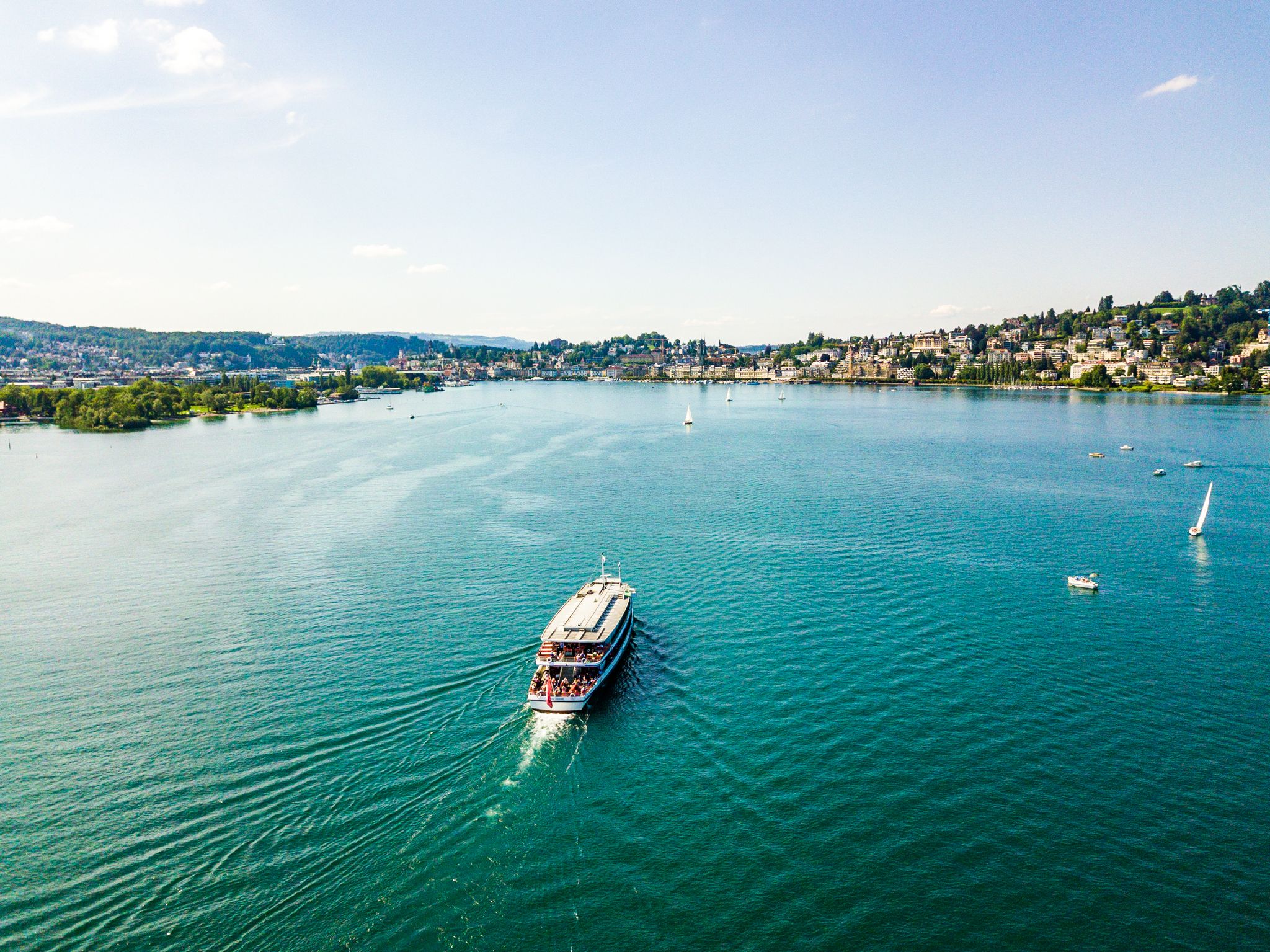 Lac de Zurich : Une croisière sur le lac de Zurich avec vue sur le paysage côtier et les voiliers.