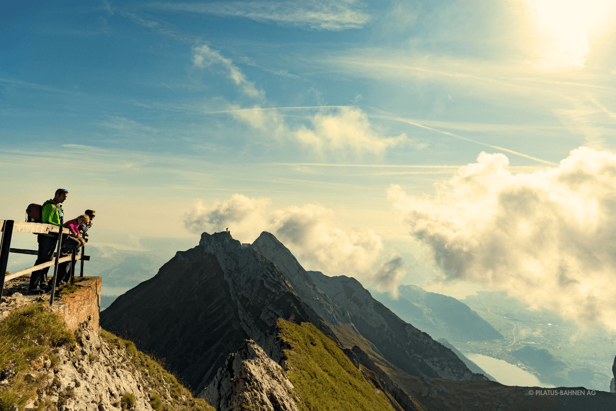 Pilatus: andlöst hänförande utsikt med vandrare och en yacht vid sjön, perfekt destination för utomhusaktiviteter