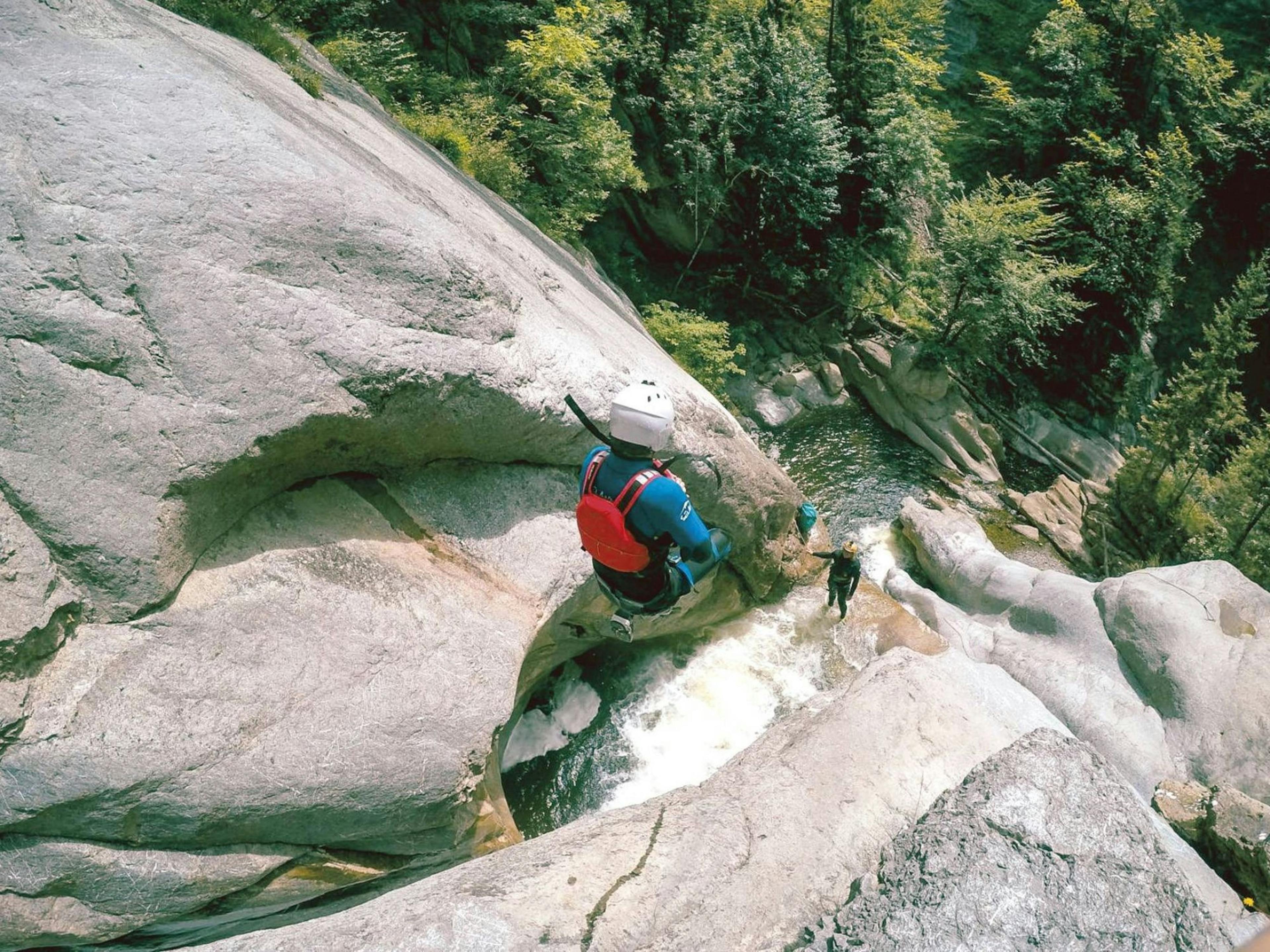 Spływ canyoningowy w Chli Schliere: ekscytujące doświadczenie w dziewiczej naturze dla grup i dzieci.