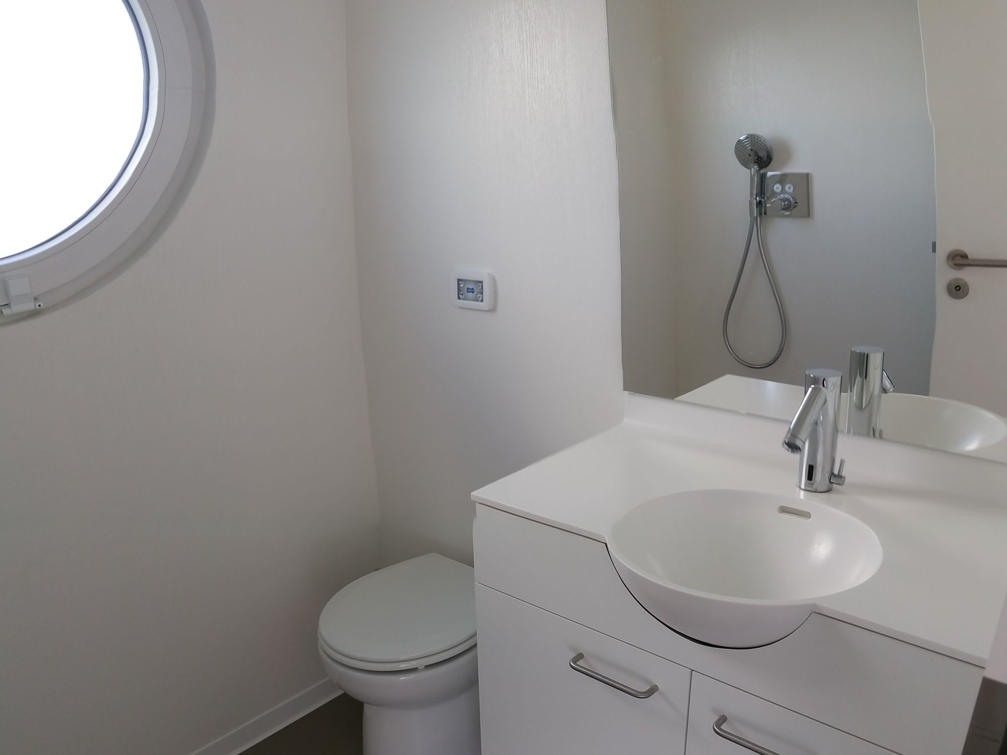 Złe: nowoczesna i jasna łazienka w kamperze z prysznicem, umywalką i toaletą na Twoją przygodę.