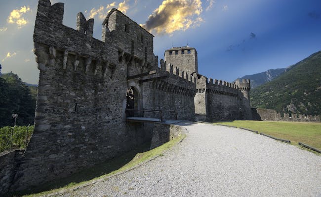 Castello Montebello con mura di pietra e paesaggio circostante.